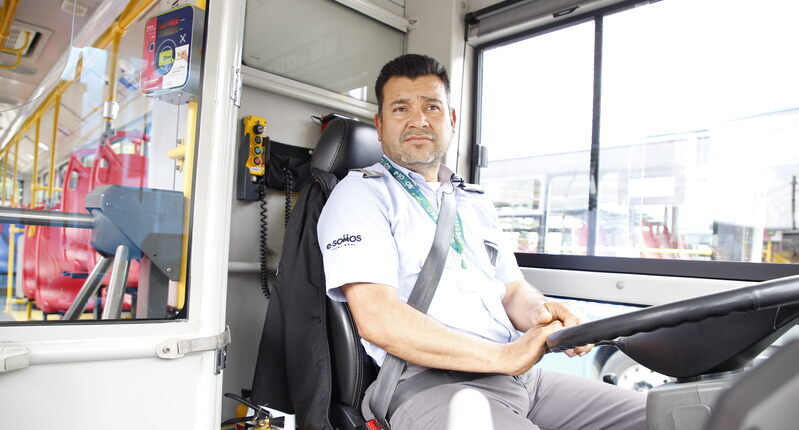 Alejandro Porras, conductor del SITP del patio eléctrico Aeropuerto disfrutando del  cambio de un bus de combustión a eléctrico.