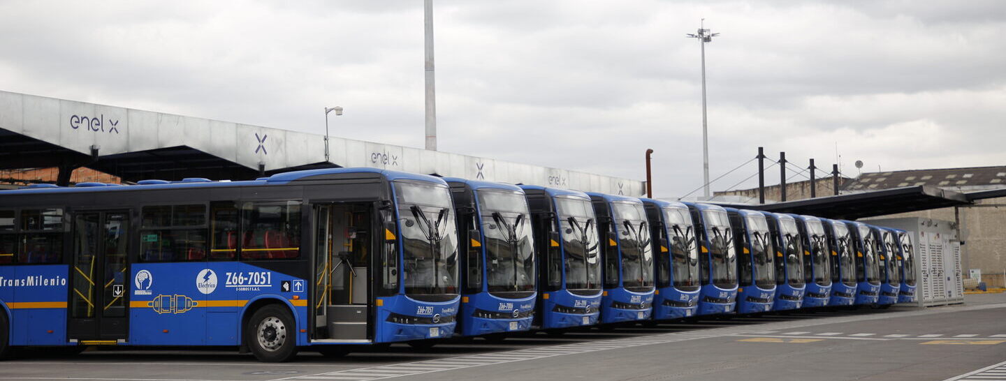 Flota de buses eléctricos del patio Aeropuerto de Enel X, del SITP Bogotá.