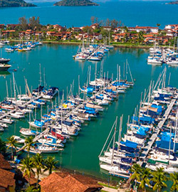 Muitos barcos estacionados lado a lado