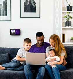 Família reunida olhando laptop
