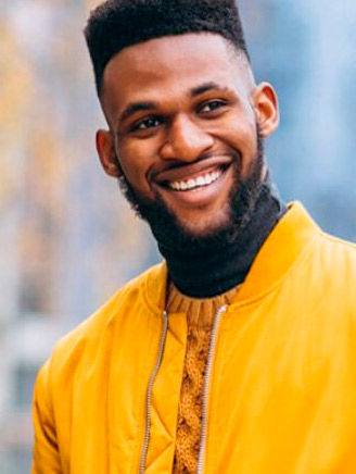 Homem sorrindo