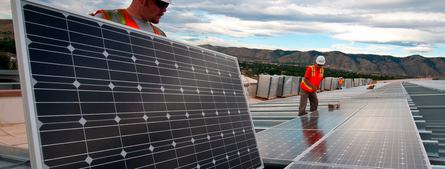 Funcionários instalando placas solares