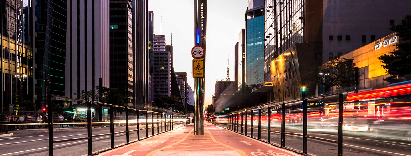 Centro da cidade, no meio da ciclovia