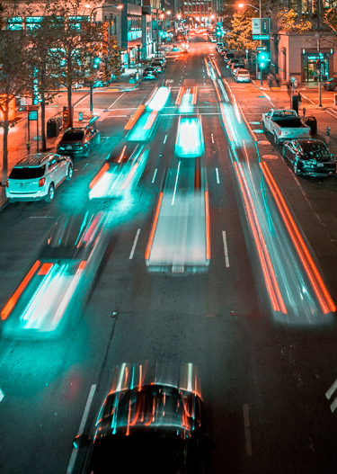 Rua movimentada à noite