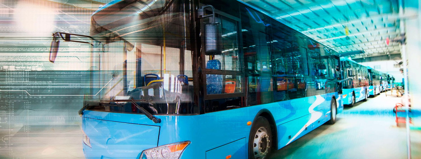 Ônibus andando na pista