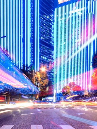 Faixas de luzes na rua