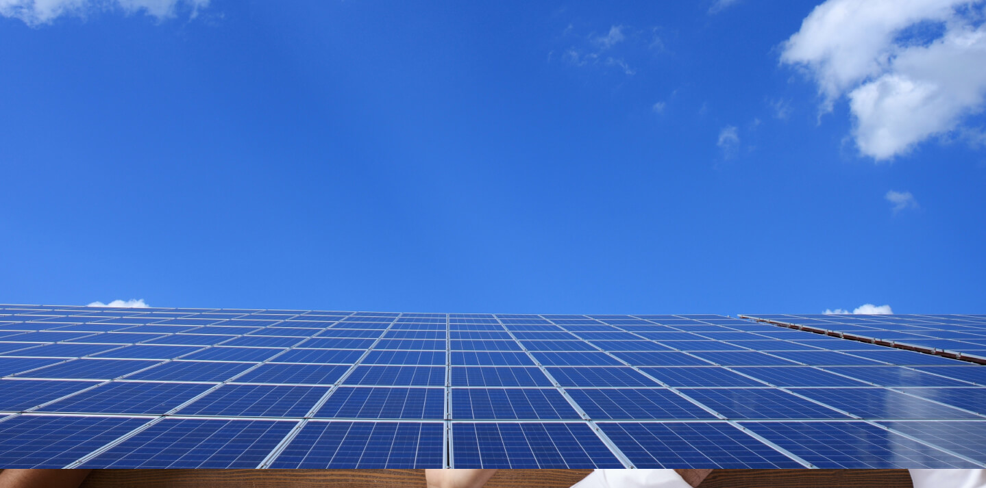 Placas solares e céu azul