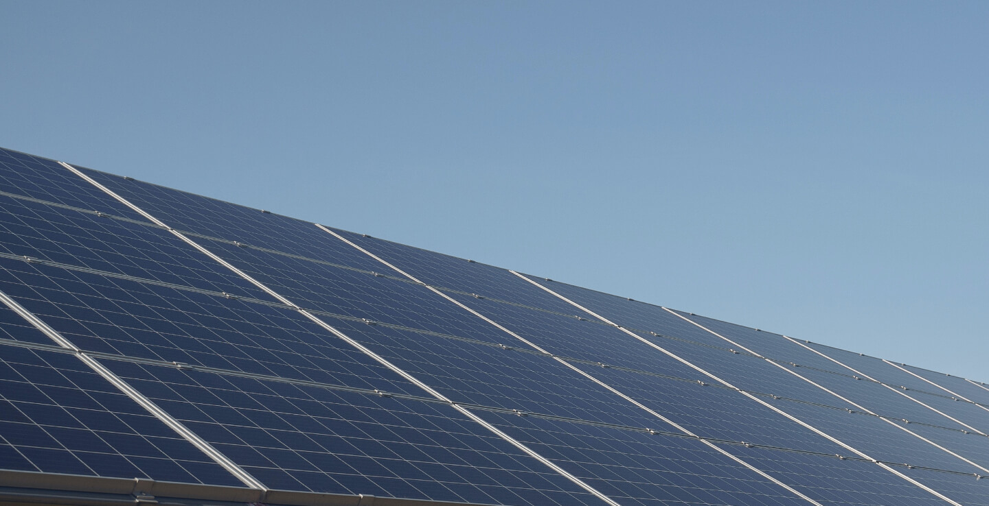 Muitas placas solares e céu azul