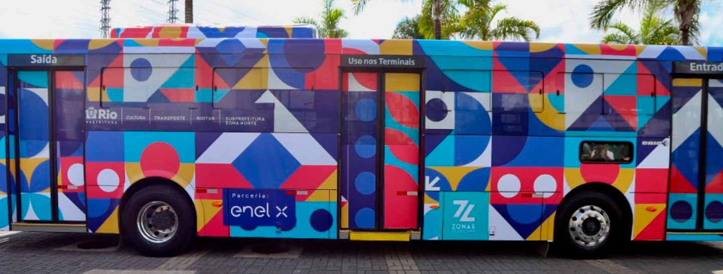 Ônibus colorido com logo da Enel X