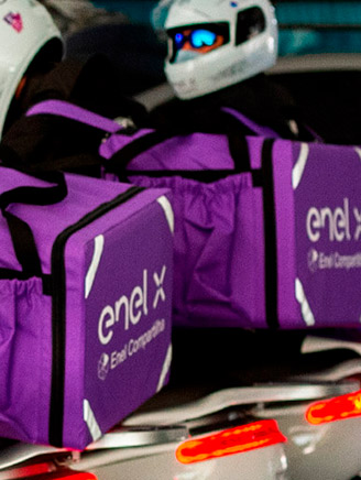 Vários motoboys com a mochila de entrega com a logo da Enel X estampada