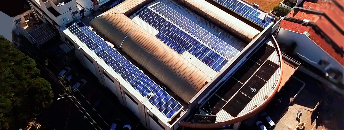 Telhado com muitas placas solares