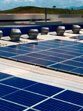 Telhado com muitas placas solares