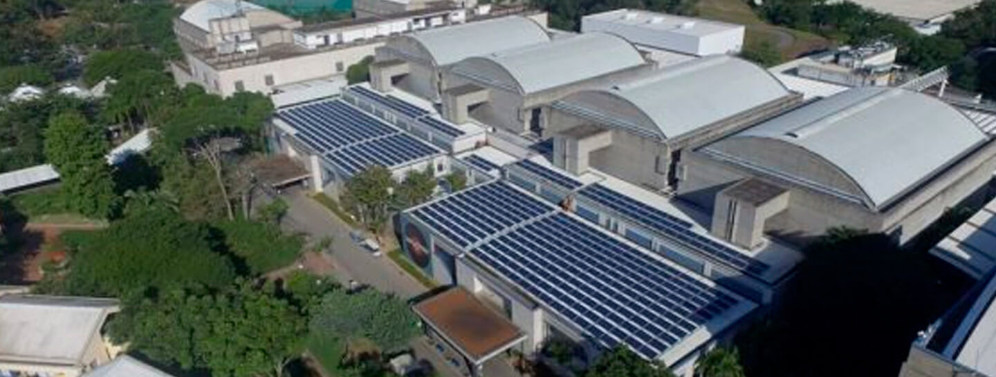 Vista de cima das placas solares instaladas no Studio Globo