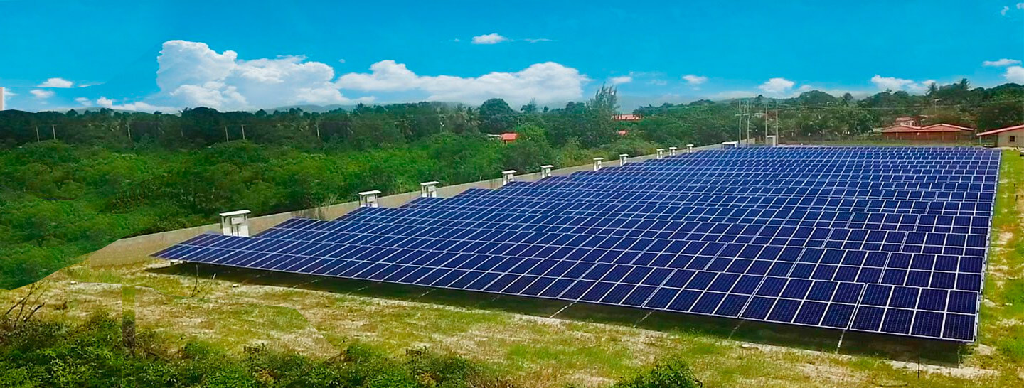 Várias placas solares na fábrica da Nutre