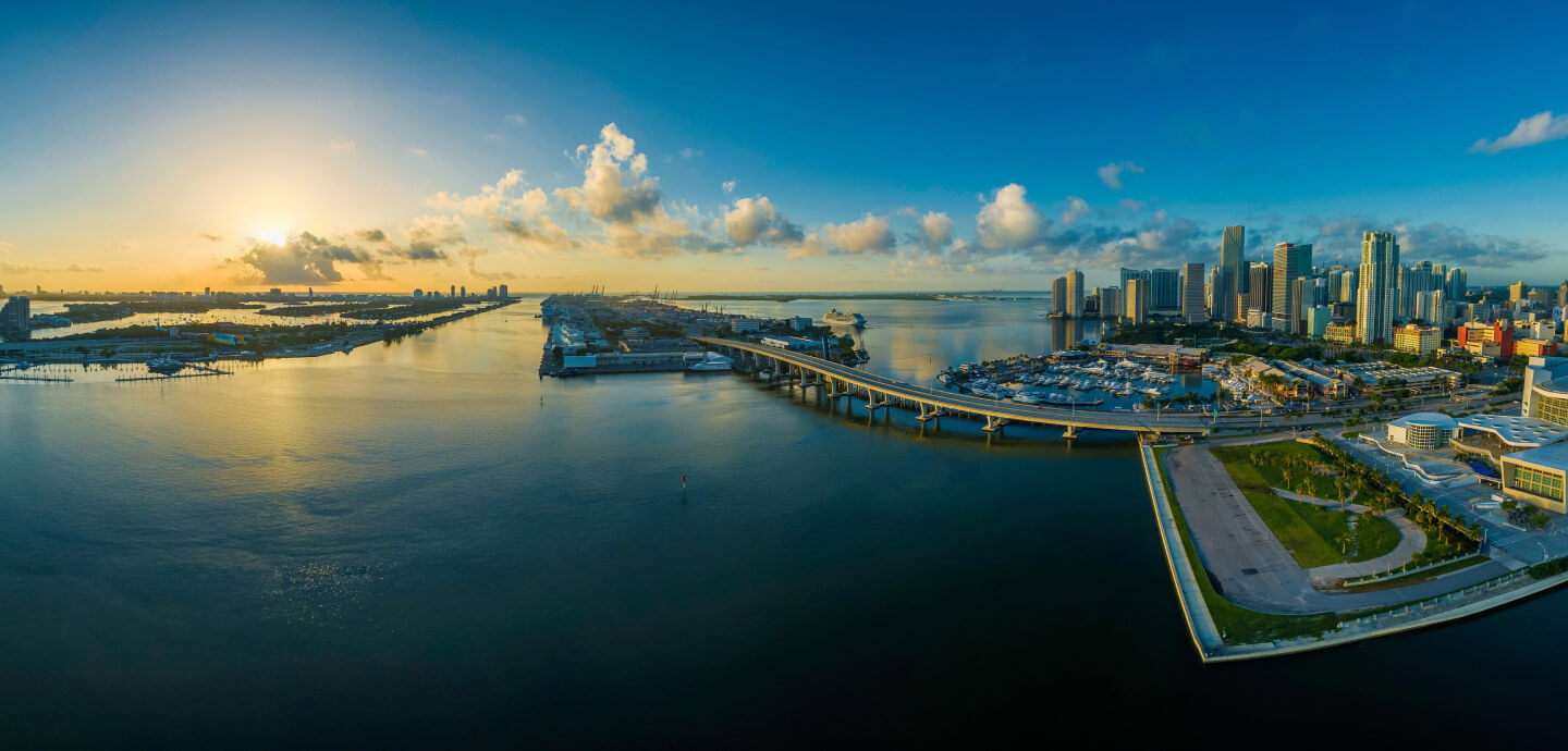 Horizonte de uma cidade grande com água em volta