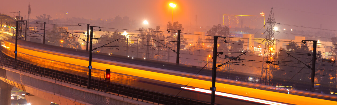 Trem na noite iluminado.