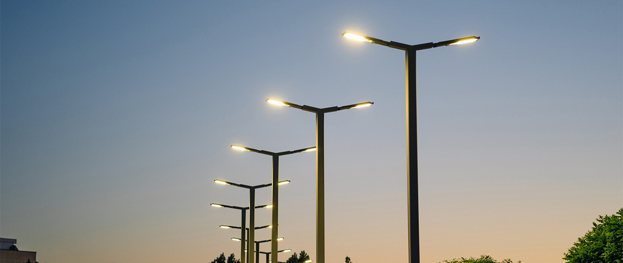 A iluminação pública desempenha um papel crucial no desenvolvimento urbano.