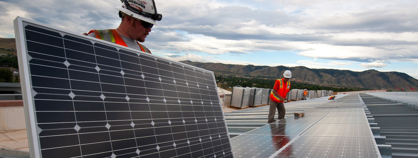 Funcionários instalando placas solares