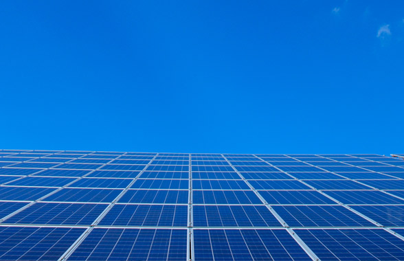 Painel solar grande e céu azul