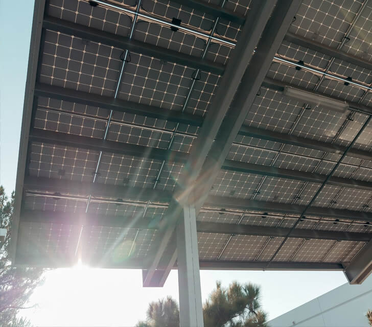 Placas fotovoltaicas vistas de baixo com o sol batendo em cima