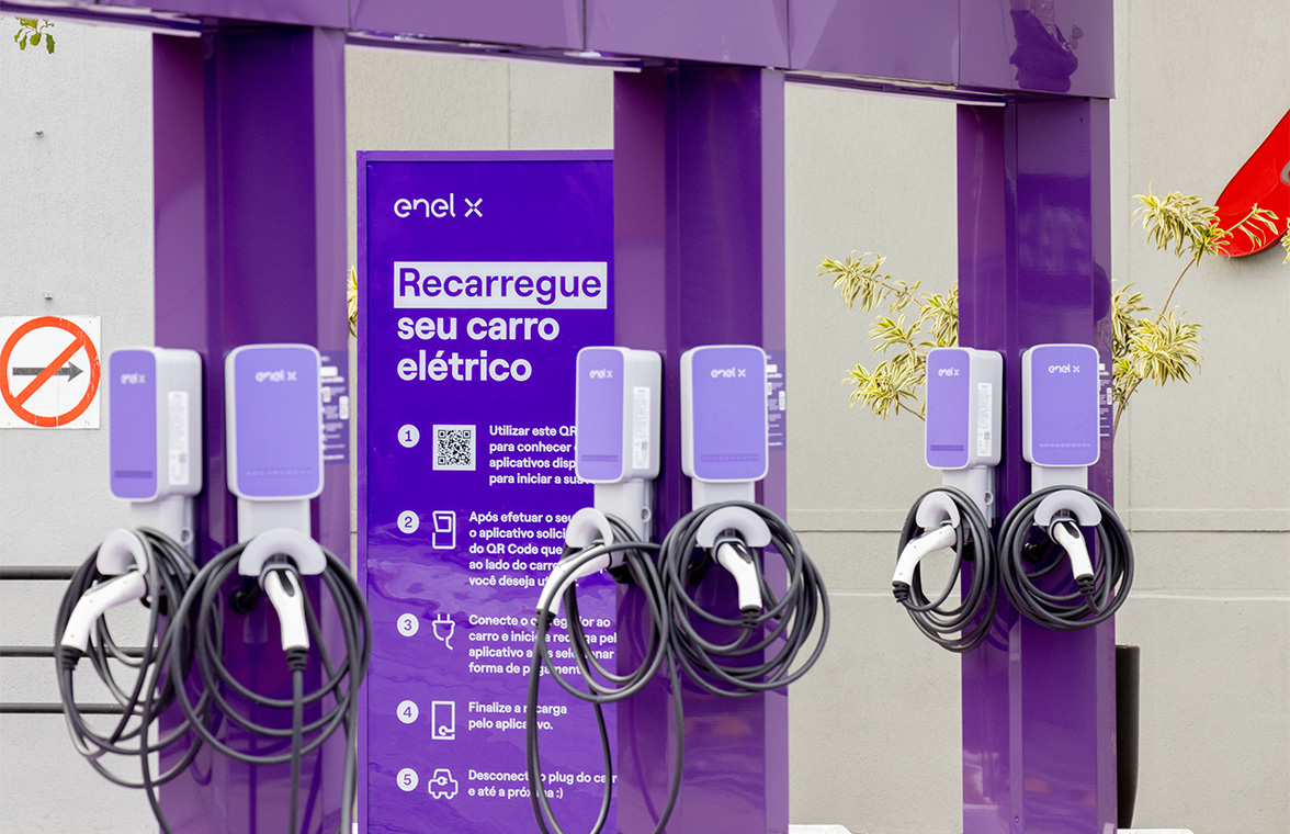 O processo eletrificação da frota de veículos exige certas adaptações, que vão desde a escolha dos veículos até a adaptação da infraestrutura de carregamento.
