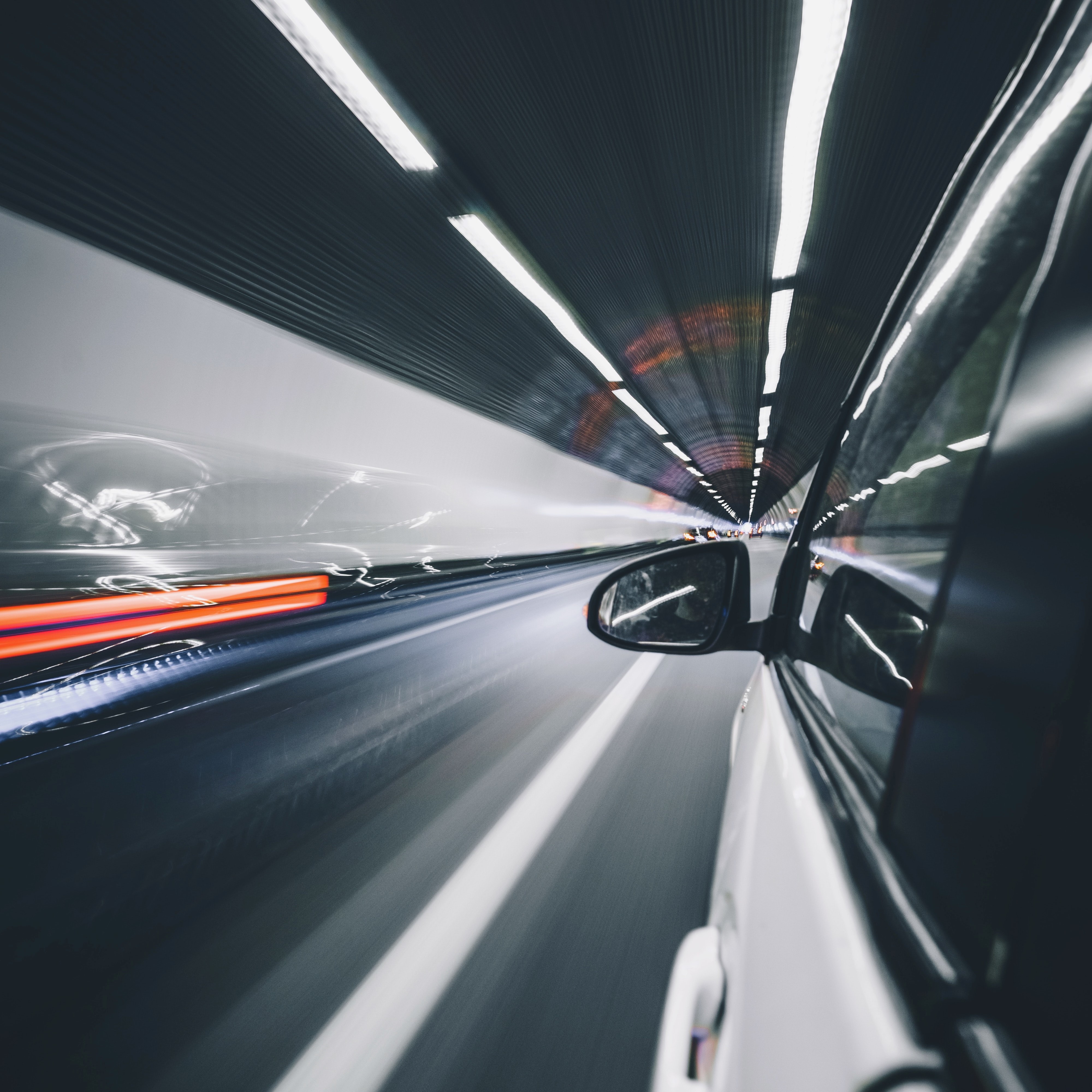 Carro em túnel iluminado