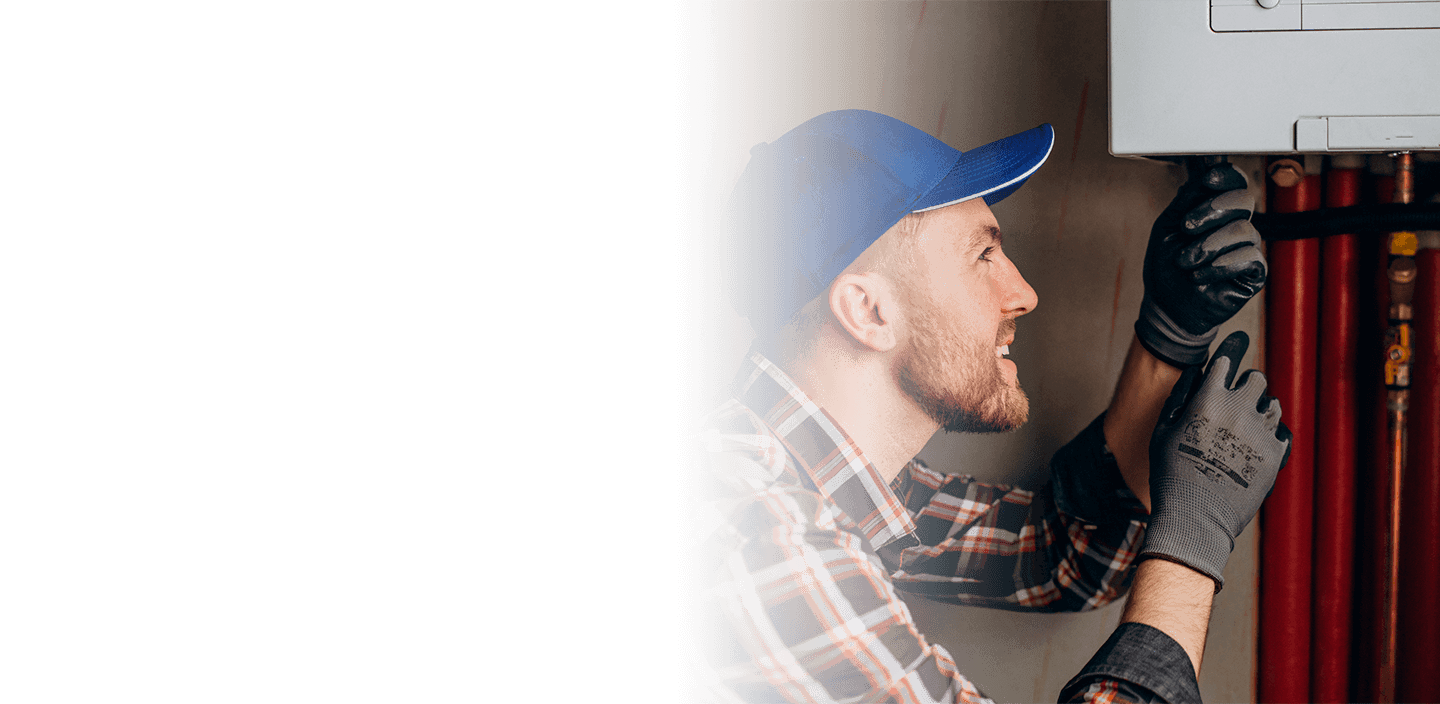 Funcionário ajustando a caixa elétrica de casa.