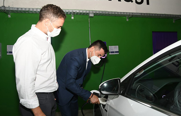 Parque Arauco y Enel X inauguran 8 cargadores eléctricos - carga protocolar