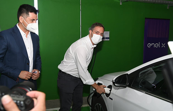 Parque Arauco y Enel X inauguran 8 cargadores eléctricos - Cargando auto