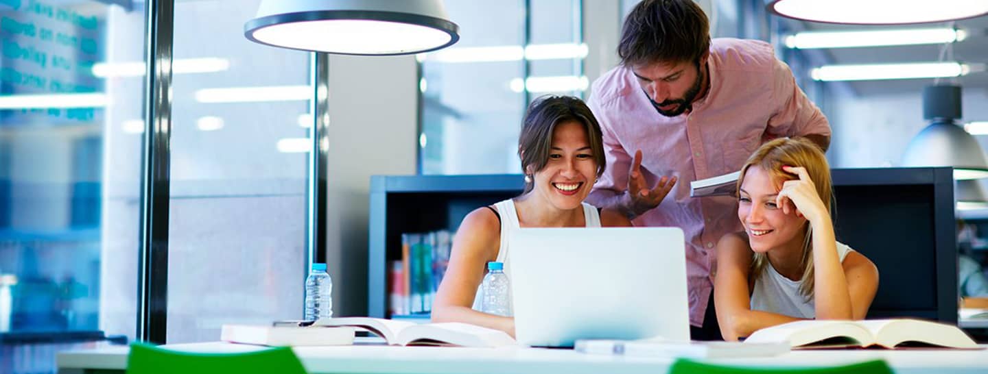 personas trabajando en un computador, programa para vender energia electrica que no se consume, enel x DDV