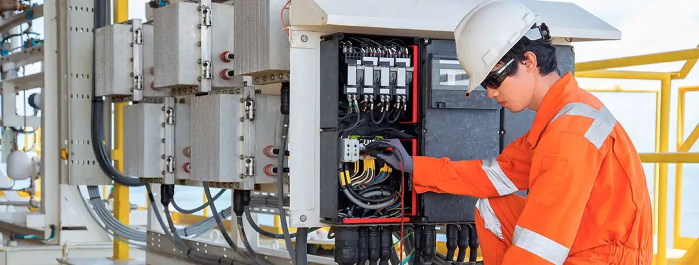 Banner, Funcionario  validando conexiones eléctricas un factor  para ayudar al ahorro energía.
