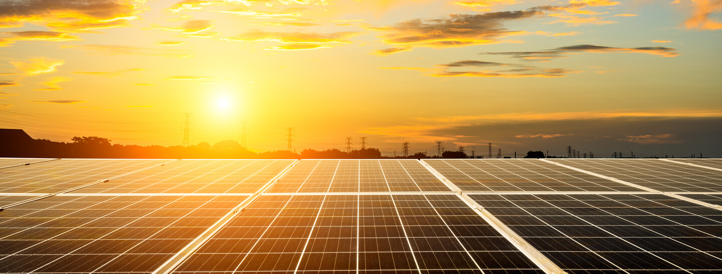 Paneles solares captando la energía del sol en el atardecer, para transformarla en electricidad.