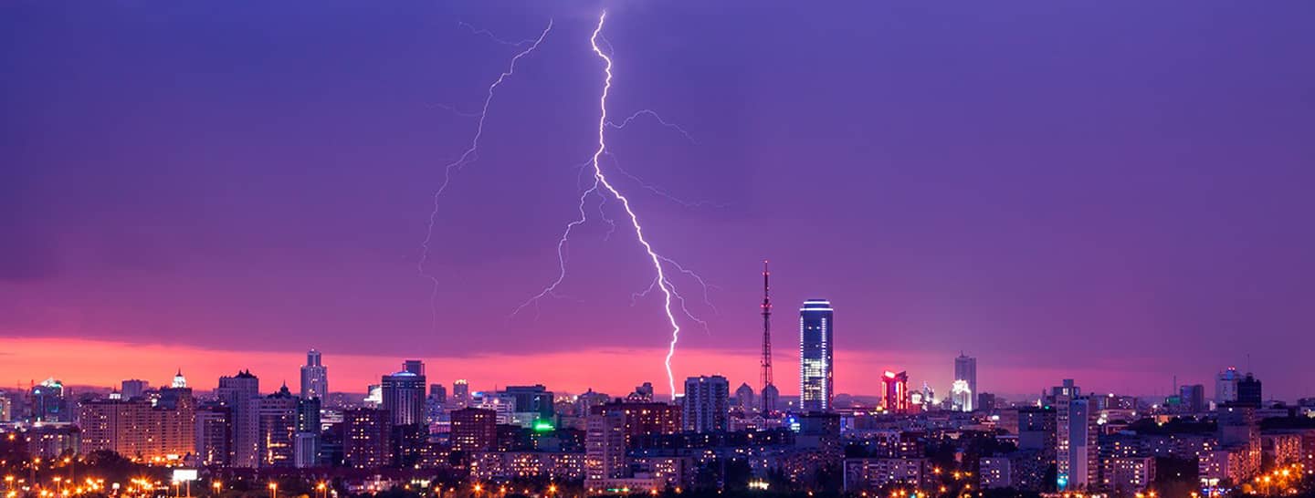 fotografia rayo cayendo en ciudad, proteccion de descargas atmosfericas, rayos y descargas electricas, enel x