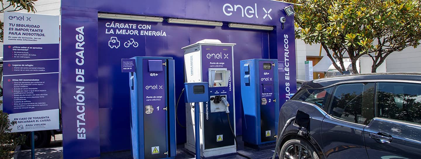 electrolinera para vehículos eléctricos, beneficios de los carros eléctricos, enel x colombia, energía sostenible en Colombia