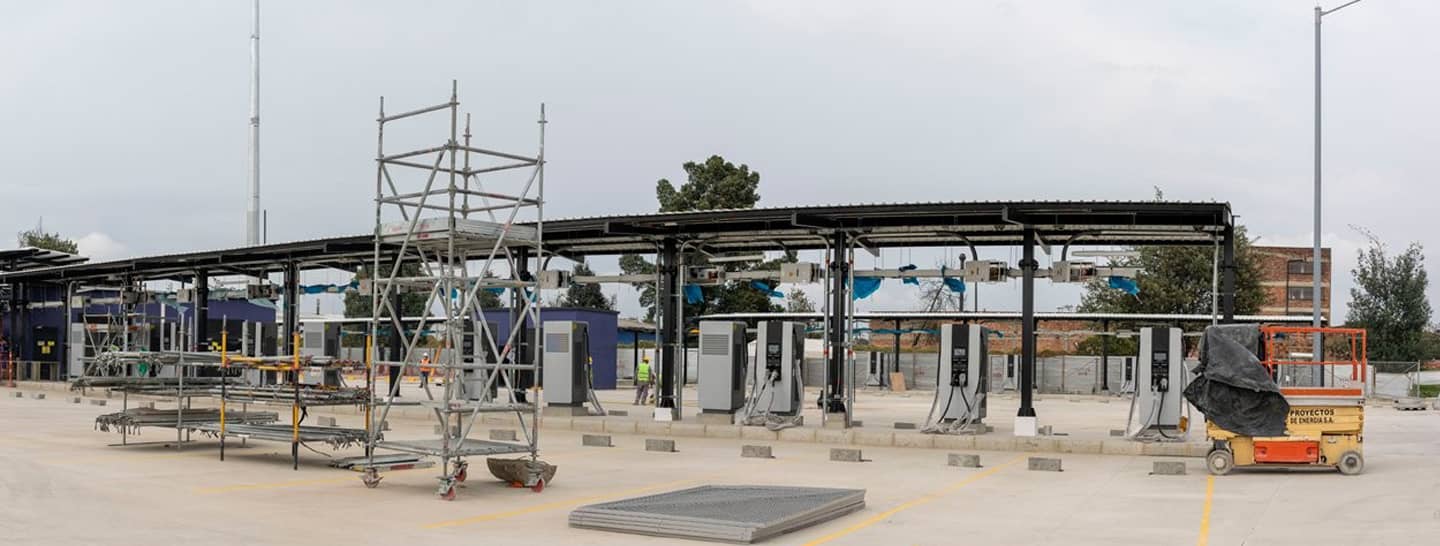 vista construcción estación de recarga eléctrica para ebuses, buses eléctricos, vehículos eléctricos, emisiones contaminantes.