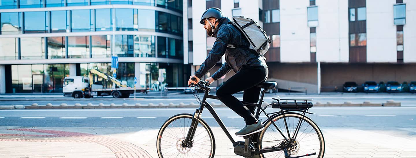 hombre en bicicleta eléctrica, movilidad eléctrica, motos eléctricas, carros eléctricos , electrolineras enel x Colombia