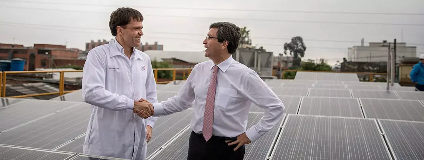 Banner,  Especialista de energía asesorando a un empresario en autogeneración de energía.