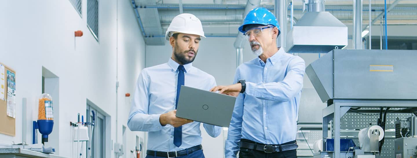 dos hombres planeando proyectos, beneficios tributarios para proyectos de energía sostenible, empresas sostenibles