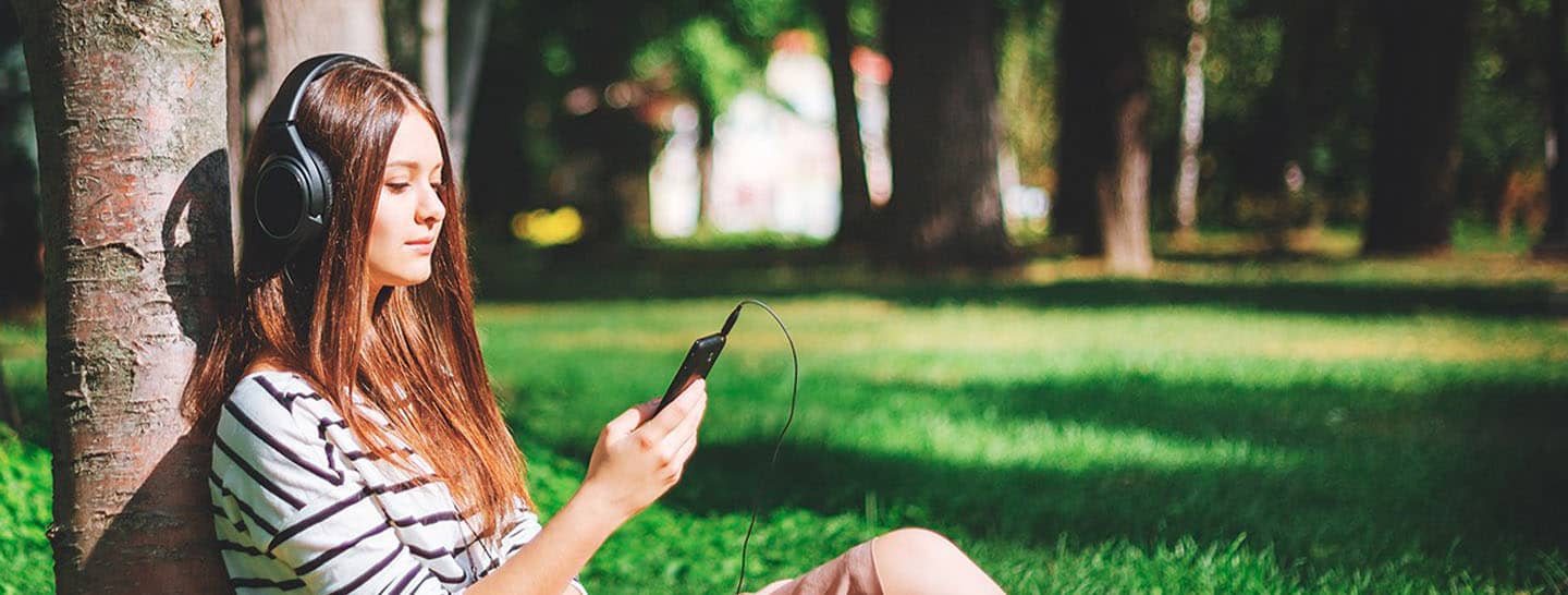 Mujer escuchando musica - Enel X