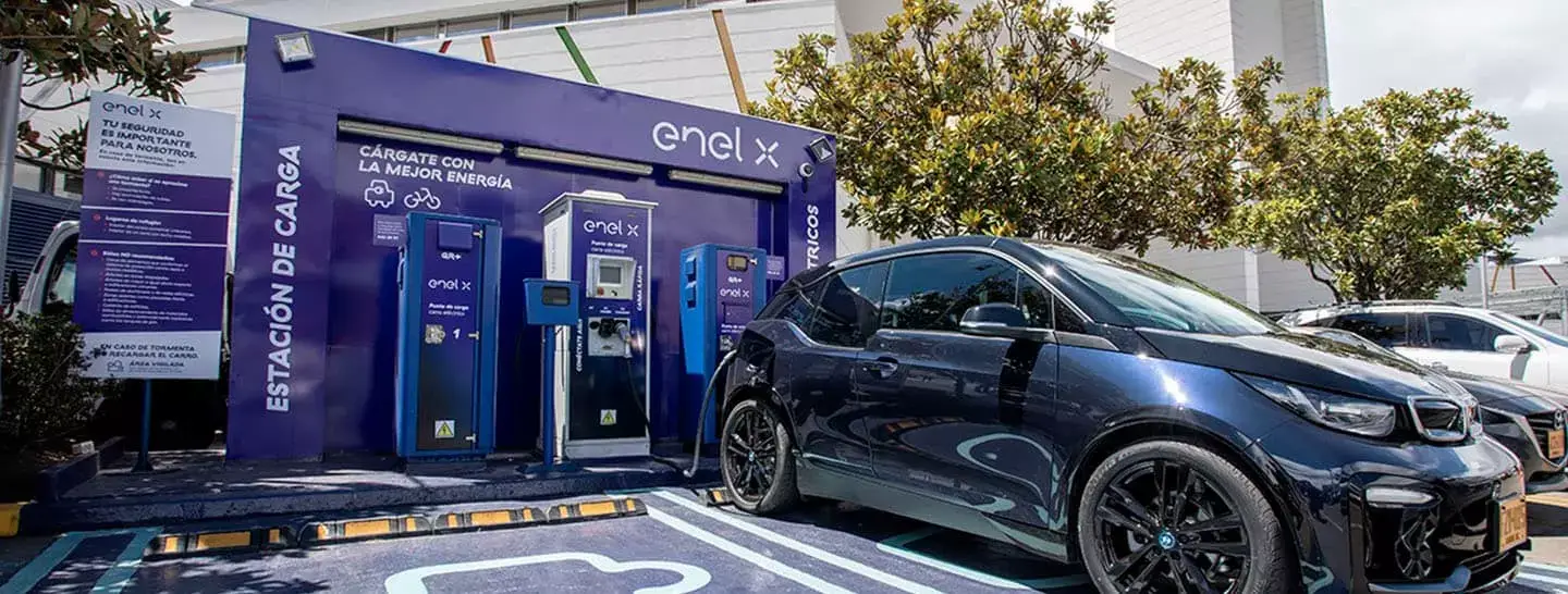 Banner, Estación de Carga Enel X, para vehículos eléctricos.