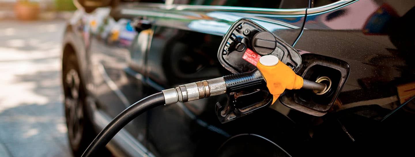 auto electrico recargandose, enel x y la movilidad electrica en colombia, transicion energetica, 