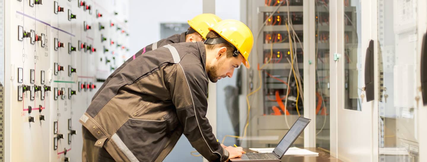 trabajadores en sistema de energia electrica de una empresa, fuentes de energia extra para empresas, enel x colombia