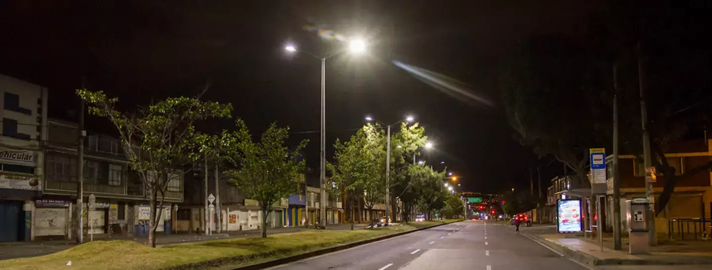 Foto calle de Bogotá con alumbrado público Enel X
