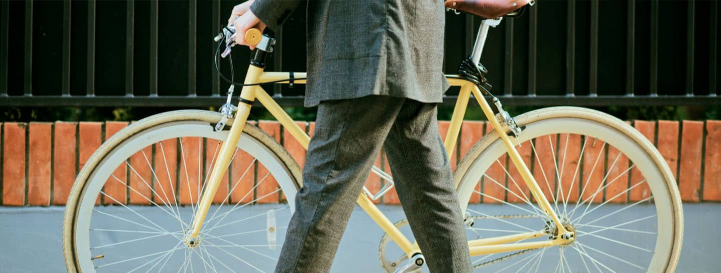 hombre en bicicleta, la bicilita una alternativa demovilidad sostenible, enel x movilidad electrica colombia,