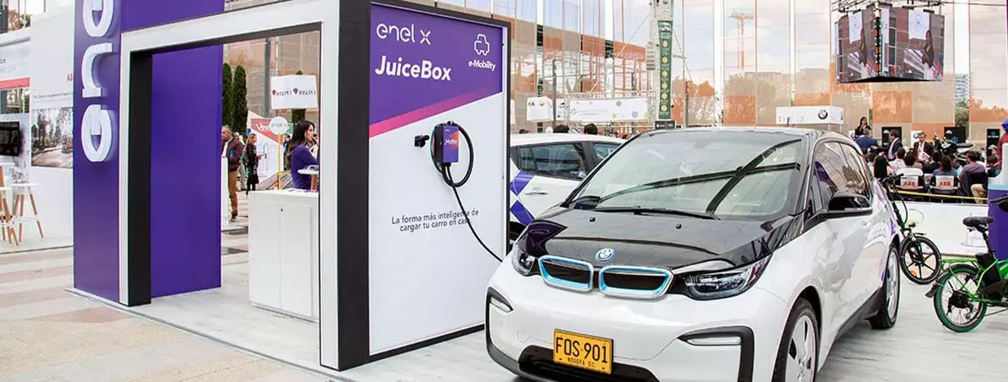 Banner, auto BMW eléctrico en una estación de carga Enel X, Juice box / E-mobility