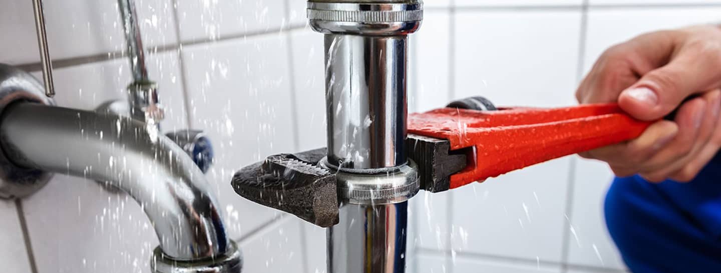 persona arreglando tuberia del agua,  asistencia 360 plus enel x, seguro para casa, seguros enel x