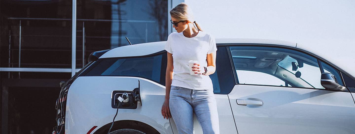 mujer con carro eléctrico, que carros eléctricos hay en Colombia, cuanto vale un carro eléctrico, enel x colombia