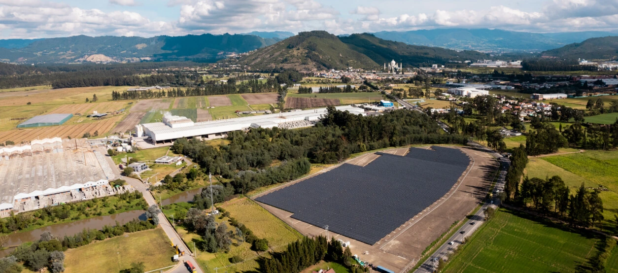 Banner de dos funcionarios Enel, instalando un sistema fotovoltaico en una empresa, Conoce los beneficios para tu empresa.
