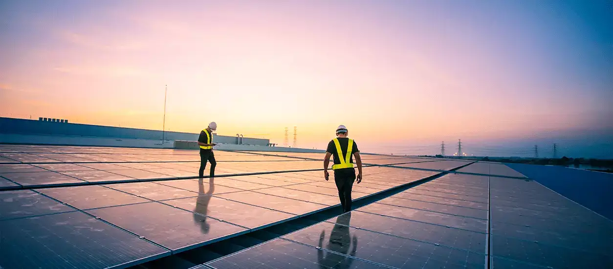 Banner de dos funcionarios Enel, instalando un sistema fotovoltaico en una empresa, Conoce los beneficios  para tu empresa.