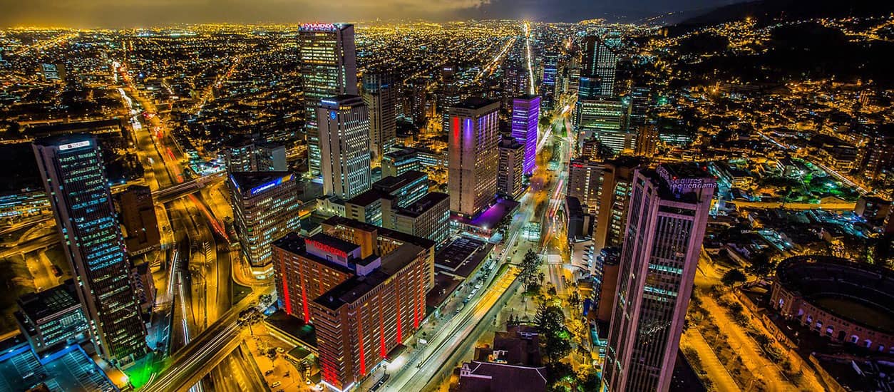 Bogotá de noche con alumbrado público LED. 